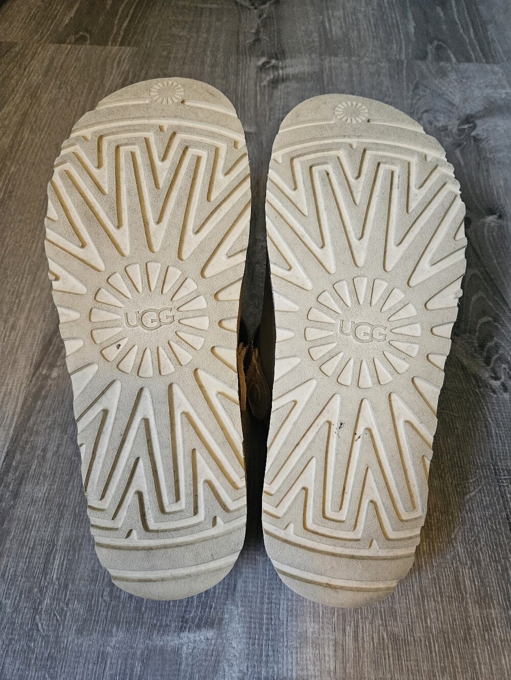UGG Women's Goldenstar Clog Size 11 Sand, Good - Picture 8 of 9